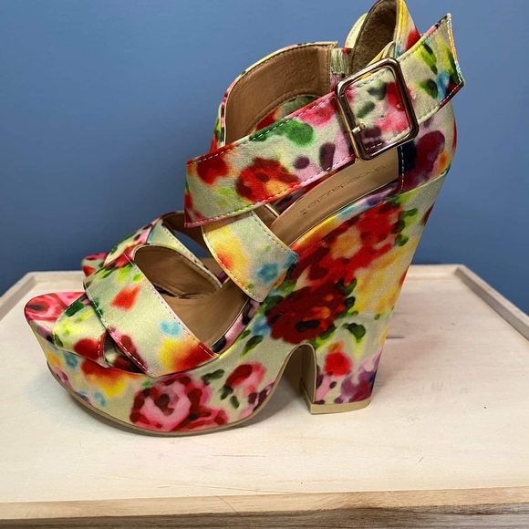 Floral wedges - Picture 2 of 3